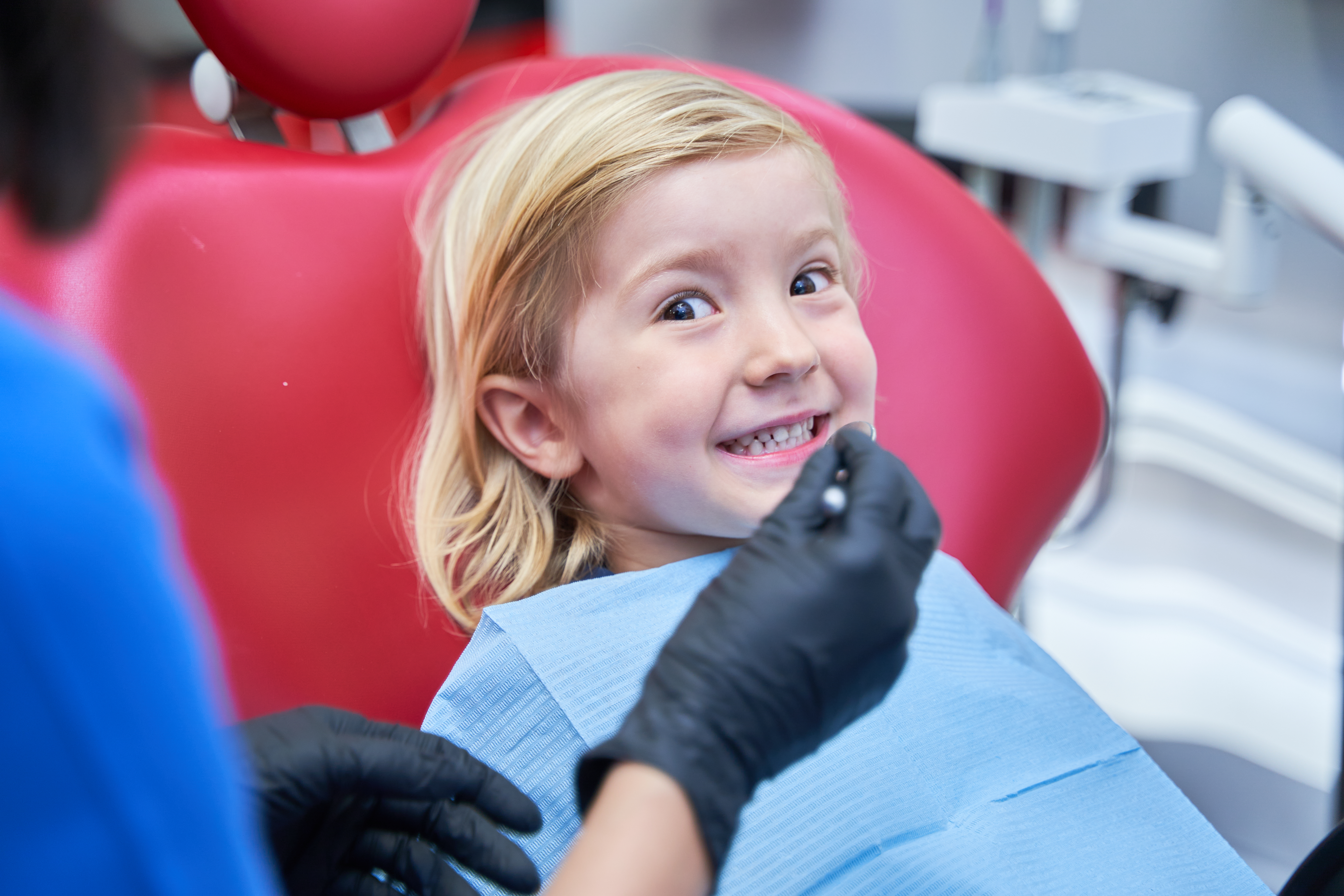 Niño feliz con su aparato dental - Experiencia Laboratorio BG